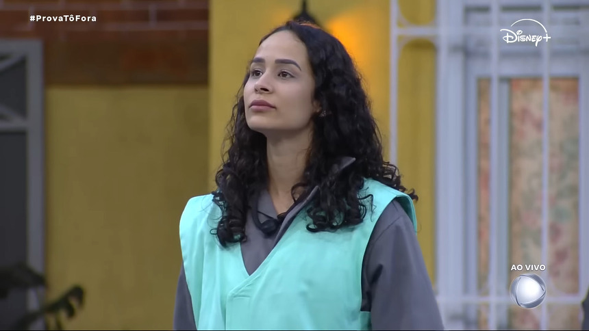 Luiza olha para o alto após vence Prova Tô Fora no gramado da Casa do Patrão