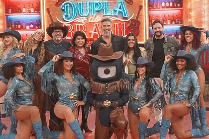 Marcos Mion, ao lado dos bailarinos, no cenário do quadro Dupla do Brasil do Caldeirão