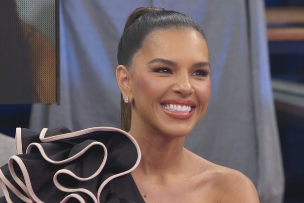 Mariana Rios sorridente em trecho de programa