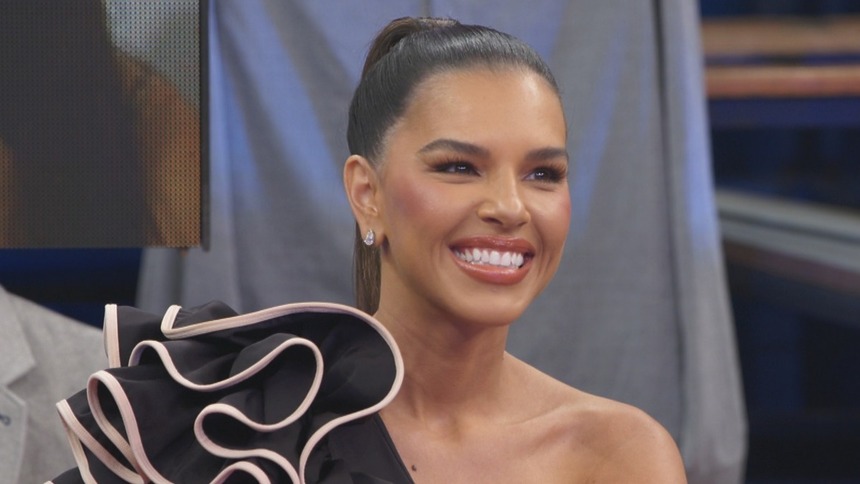 Mariana Rios sorridente em trecho de programa