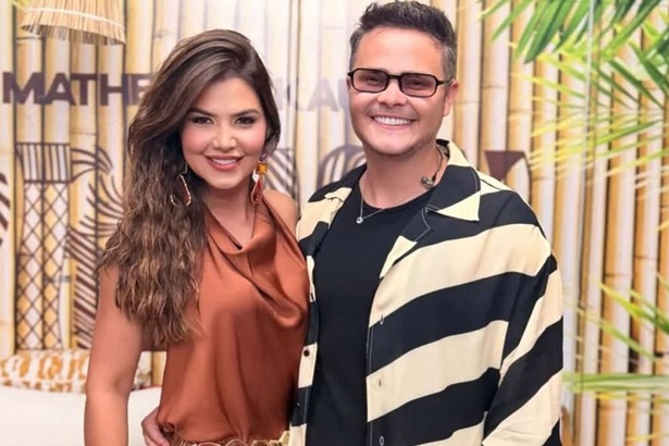 Matheus Aleixo e Paula Aires posando sorridentes e abraçados