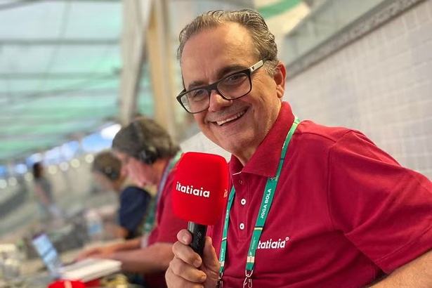 Milton naves segura microfone da rádio itatiaia