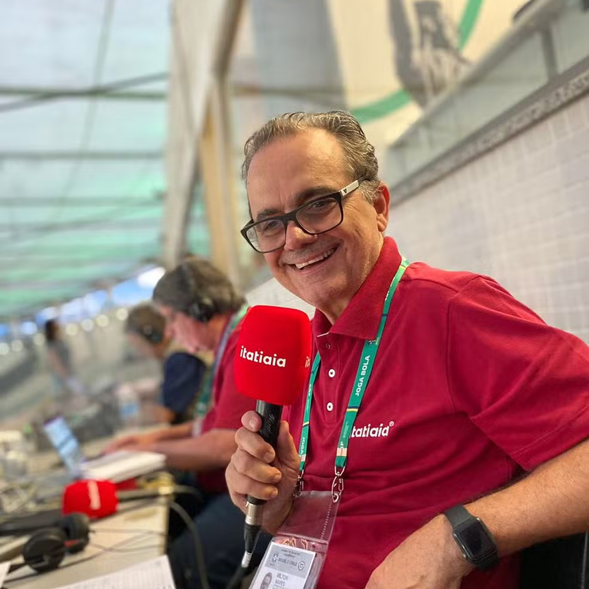 Milton naves segura microfone da rádio itatiaia