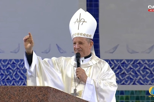 Dom Mário Antonio da Silva levanta o braço no santuário da Missa De Domingo