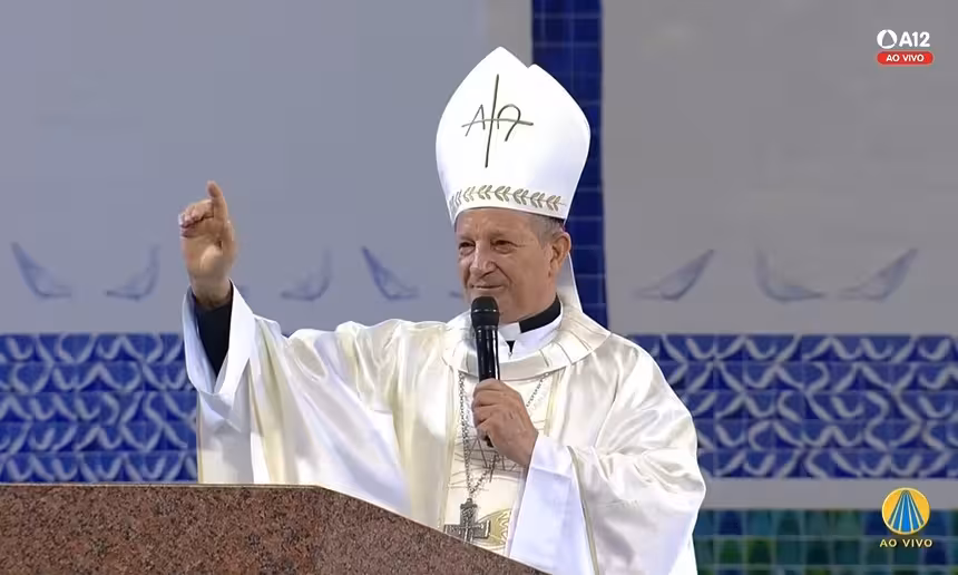 Dom Mário Antonio da Silva levanta o braço no santuário da Missa De Domingo