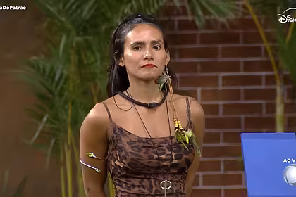Morena, em pé, fazendo a divisão de tarefas na Casa do Patrão