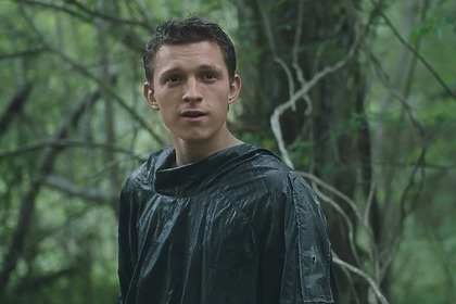 Tom Holland no meio de uma selva em cena do filme Mundo Em Caos