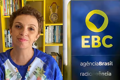 Myrian Pereira em frente a uma estante com livros em montagem ao lado do logo da EBC, Agência Brasil, TV Brasil e Rádio Nacional