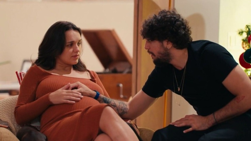 Nattan E Rafa Kalimann emocionados, com o cantor tendo a mão sobre a barriga da influenciadora