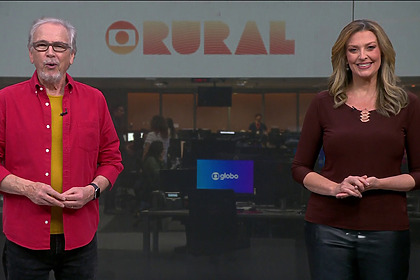 Nélson Araújo ao lado de Cristina Vieira em pé no centro do cenário da redação do Globo Rural