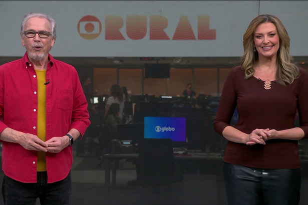 Nélson Araújo ao lado de Cristina Vieira em pé no centro do cenário da redação do Globo Rural