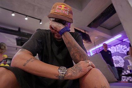 Neymar, de cabeça baixa, chorando no pós convocação da Seleção Brasileira