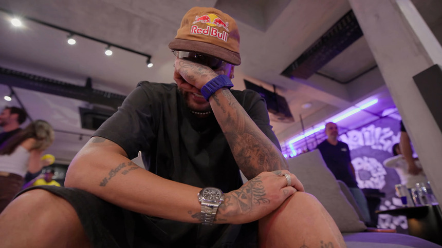 Neymar, de cabeça baixa, chorando no pós convocação da Seleção Brasileira