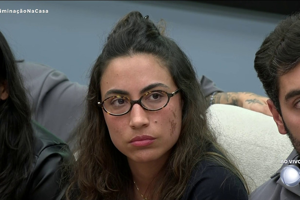 Nikita com semblante triste ao saber que estava eliminada da casa do patrão