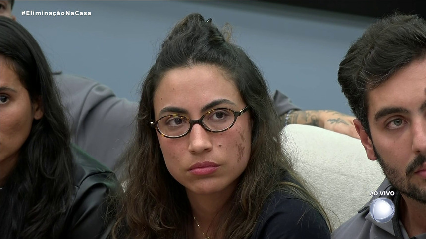 Nikita com semblante triste ao saber que estava eliminada da casa do patrão