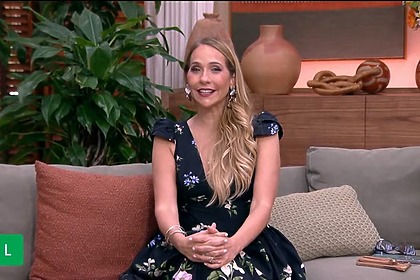 Maria Beltrão sentada no sofá do programa É de Casa