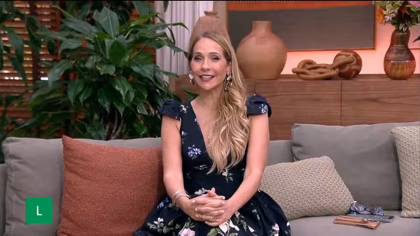 Maria Beltrão sentada no sofá do programa É de Casa