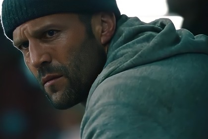 Jason Statham olha sério em cena do filme O Código
