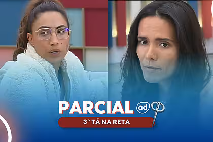 Nikita divide tela com morena. Ambas estão sentadas no sofá da casa da convivência da casa do patrão na arte da parcial da enquete do terceiro tá na reta
