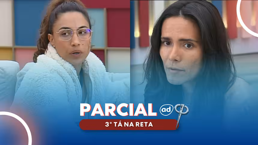 Nikita divide tela com morena. Ambas estão sentadas no sofá da casa da convivência da casa do patrão na arte da parcial da enquete do terceiro tá na reta