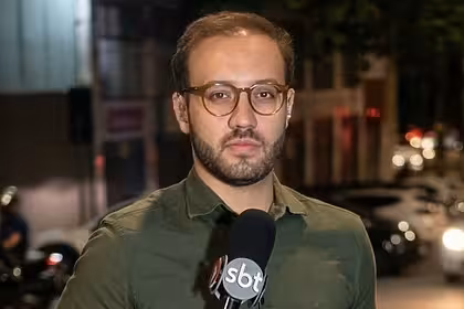 Pedro Corsini nos bastidores de uma entrada ao vivo na TV Alterosa, afiliada do SBT