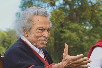 Pedro Ortaça estende a mão em clipe musical