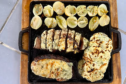 Picanha com crosta de queijo do Thiago Oliveira em cima de uma tábua do É de Casa