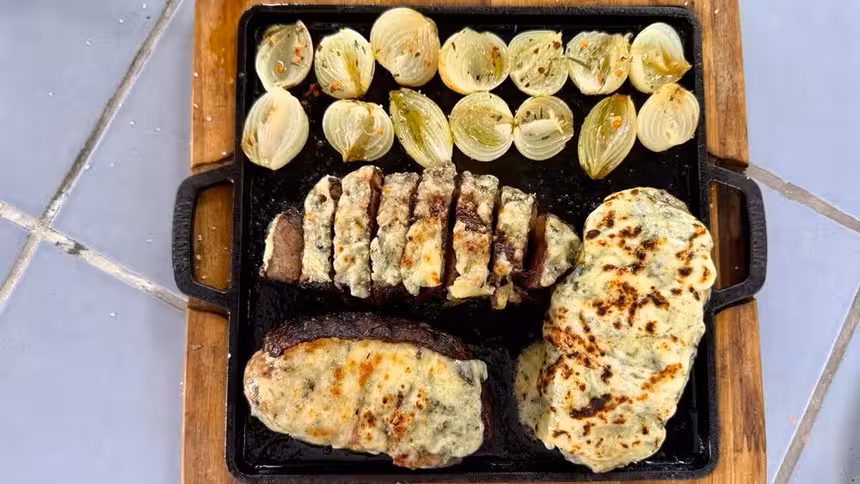 Picanha com crosta de queijo do Thiago Oliveira em cima de uma tábua do É de Casa