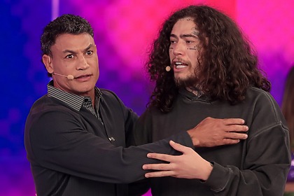 Popó e Whindersson Nunes abraçados no palco do Programa Silvio Santos