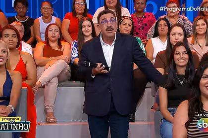 Ratinho em frente a plateia no Programa do Ratinho