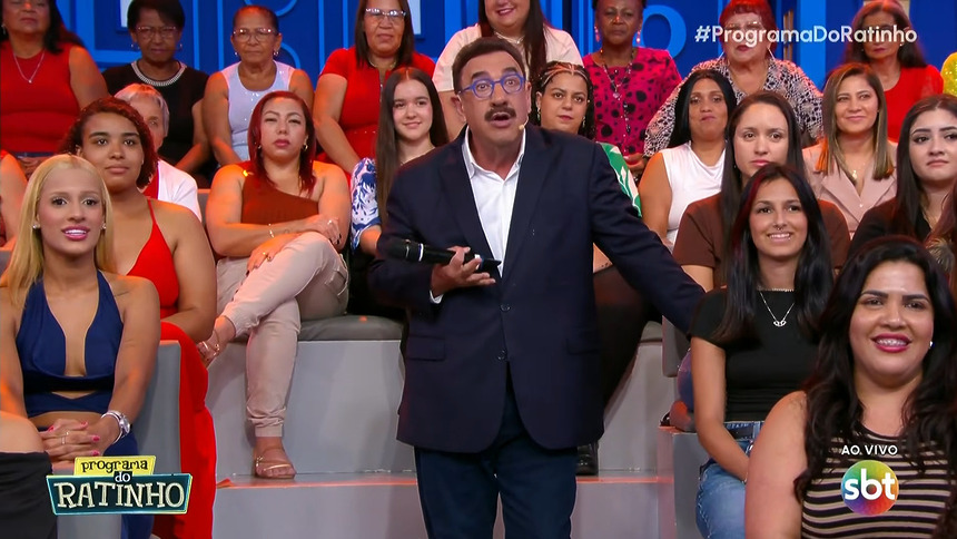 Ratinho em frente a plateia no Programa do Ratinho