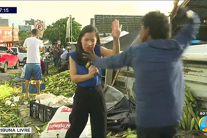 Repórter Jessica Aquino recebe um tapa e é empurrada por uma mulher no meio de venda de milhões em uma rua da Paraíba em uma entrada ao vivo na TV Arapuan, Band