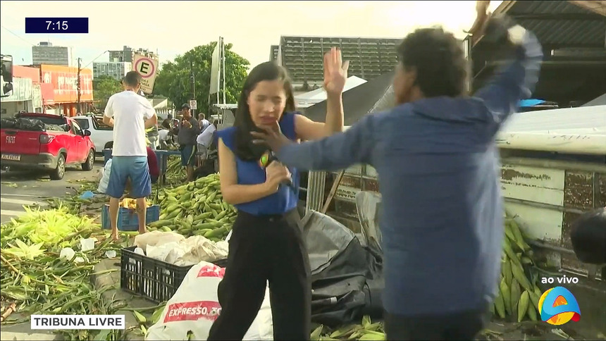 Repórter Jessica Aquino recebe um tapa e é empurrada por uma mulher no meio de venda de milhões em uma rua da Paraíba em uma entrada ao vivo na TV Arapuan, Band