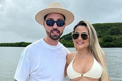 Rico Melquiades e Deolane Bezerra posando juntos em um passeio de lancha
