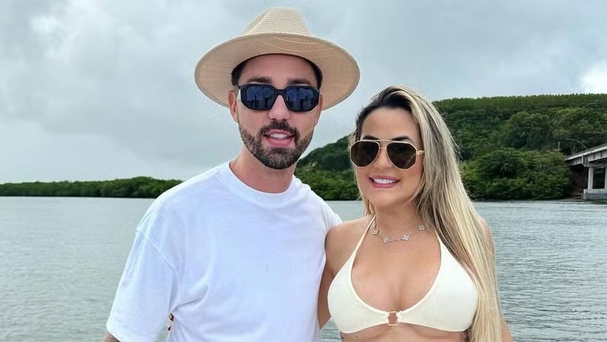 Rico Melquiades e Deolane Bezerra posando juntos em um passeio de lancha