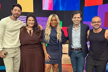 Rico melquíades, mayara russi, cariúcha, gustavo mendes e jorge bentes lado a lado no palco do superpop