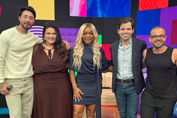 Rico Melquíades, Mayara Russi, Cariúcha, Gustavo Mendes E Jorge Bentes lado a lado no palco do SuperPop