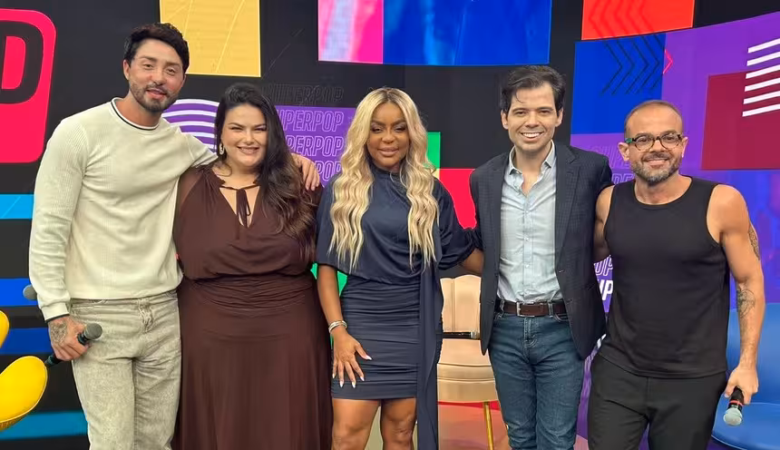 Rico Melquíades, Mayara Russi, Cariúcha, Gustavo Mendes E Jorge Bentes lado a lado no palco do SuperPop