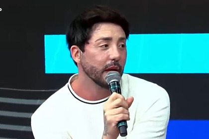 Rico melquiades de suéter branco participando do superpop
