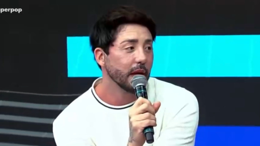 Rico melquiades de suéter branco participando do superpop