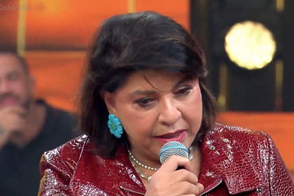 Roberta Miranda emocionada e de cabeça baixa no cenário do Caldeirão