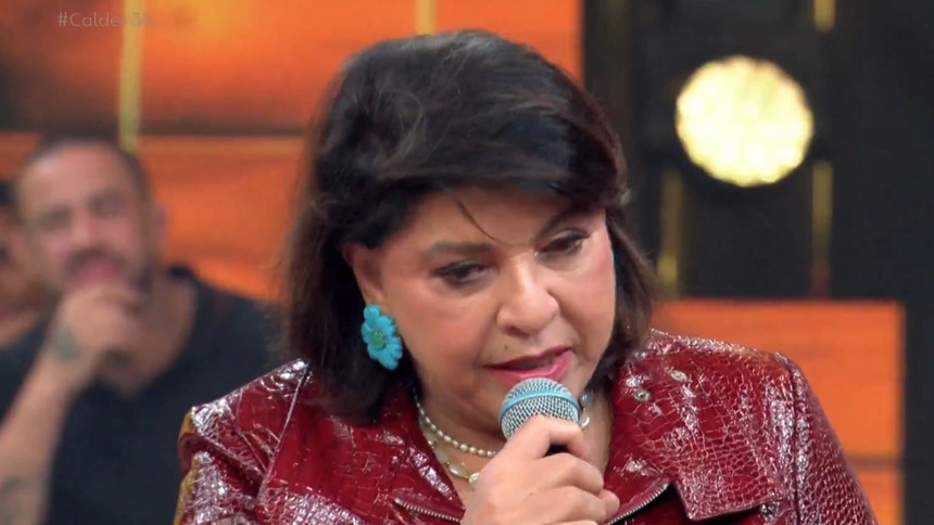 Roberta Miranda emocionada e de cabeça baixa no cenário do Caldeirão