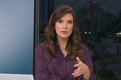 Sabina Simonato em frente ao telão no cenário do Bom Dia SP