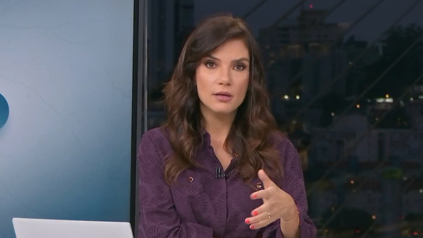 Sabina Simonato em frente ao telão no cenário do Bom Dia SP
