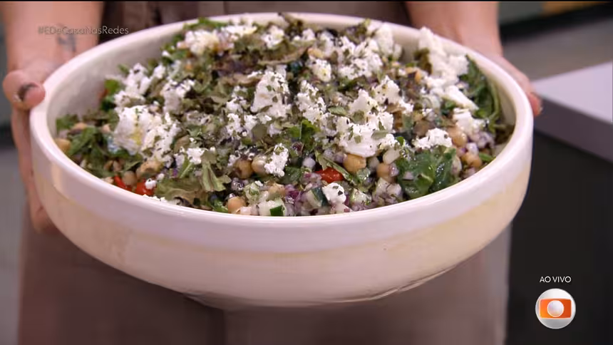 Talitha Morete segura uma tigelda com Salada de grão-de-bico com ricota no É de Casa