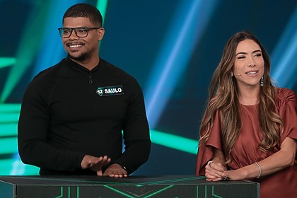 Participante Saulo e Patricia Abravanel em trecho do Show do Milhão no Programa Silvio Santos