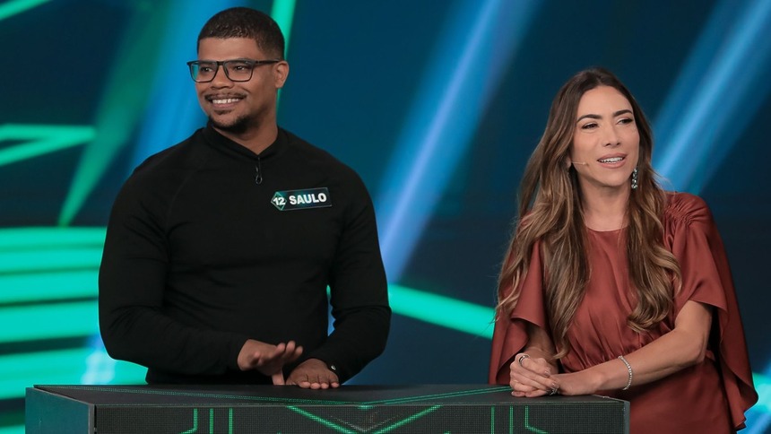 Participante Saulo e Patricia Abravanel em trecho do Show do Milhão no Programa Silvio Santos