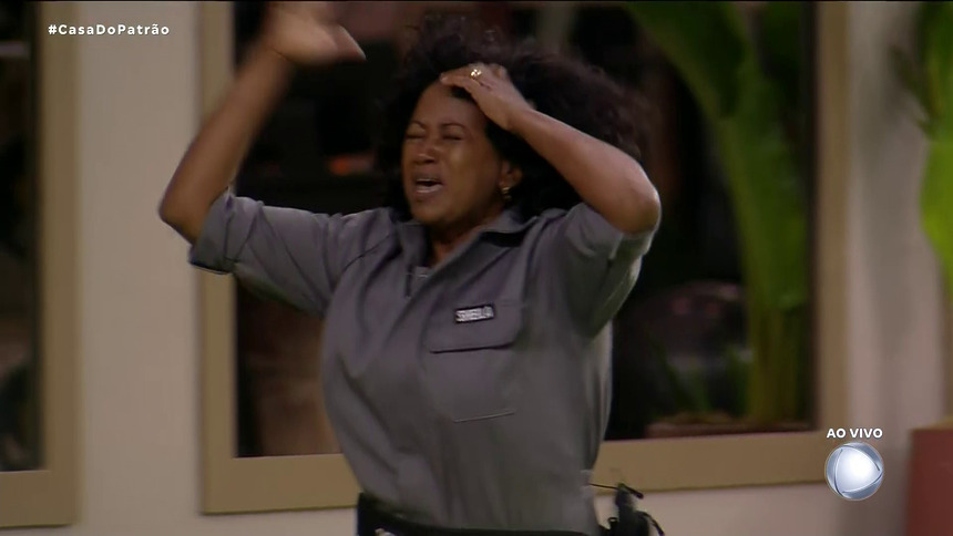 Sheila chora e corre pelo gramado da Casa Do Patrão