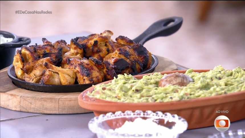 Receita é de casa (16/05): sobrecoxa com iogurte na churrasqueira do thiago oliveira 1 Sobrecoxa com iogurte na churrasqueira, molho tzatziki e guacamole do thiago oliveira em cima da mesa do é de casa
