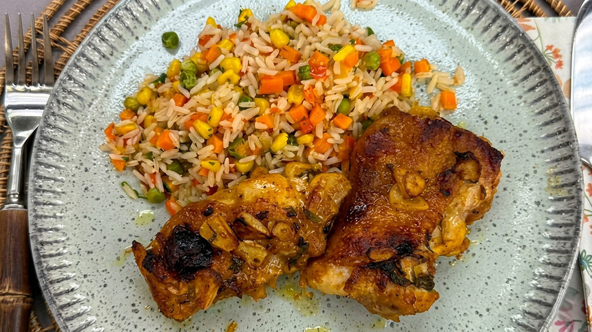 Receita é de casa (16/05): sobrecoxa com mostarda e mel da talitha morete 1 Sobrecoxa com mostarda e mel da talitha morete em um prato branco em cima de uma mesa no programa é de casa